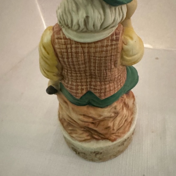 Vintage House of Lloyd Celtic "Patrick O' Santa" Figurine Music Box - Picture 14 of 14